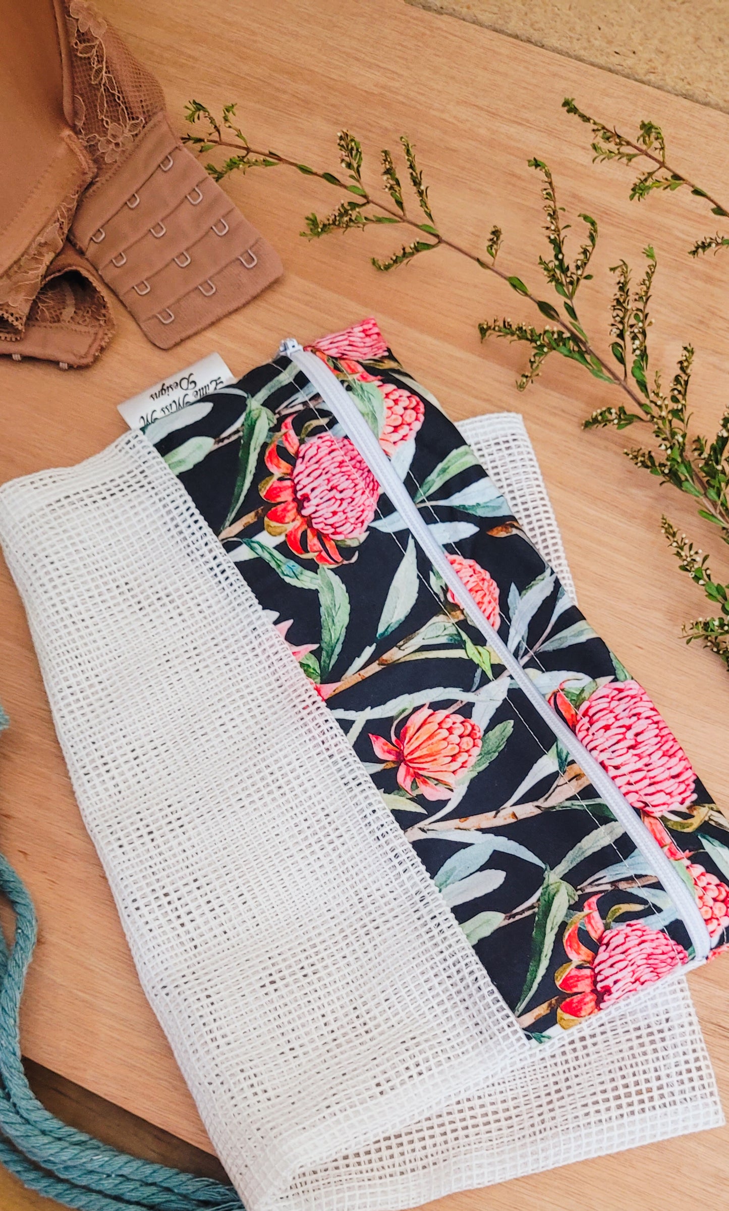 Waratah Wash Bag